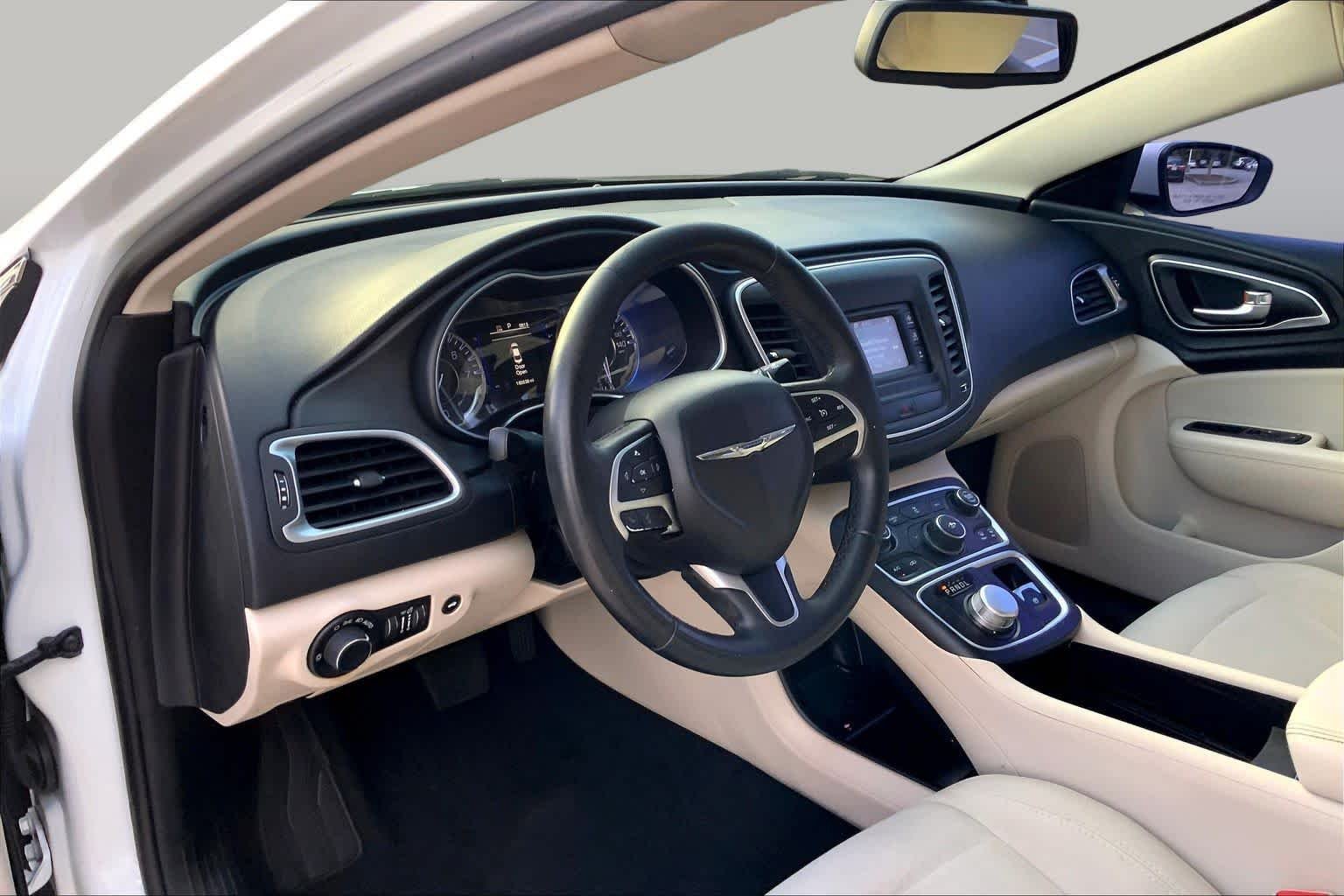 Used 2015 Bright White Clearcoat Chrysler Limited image 14