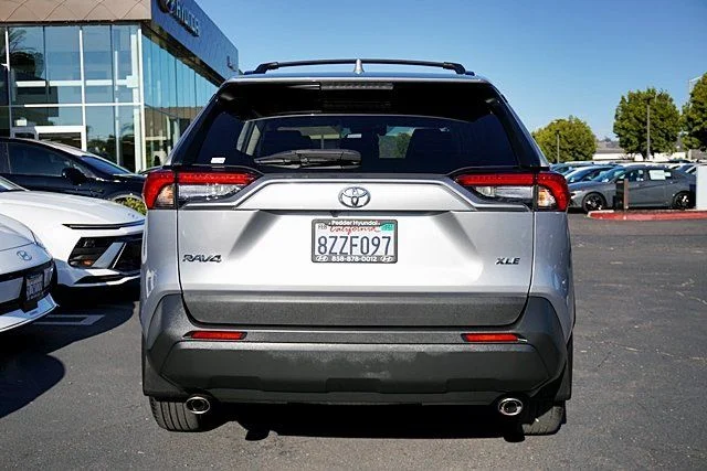 Used 2022 Silver Toyota XLE image 8