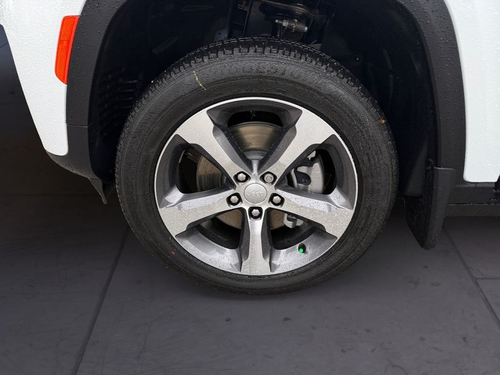 New 2026 Bright White Clear-Coat Exterior Paint Jeep Limited image 9