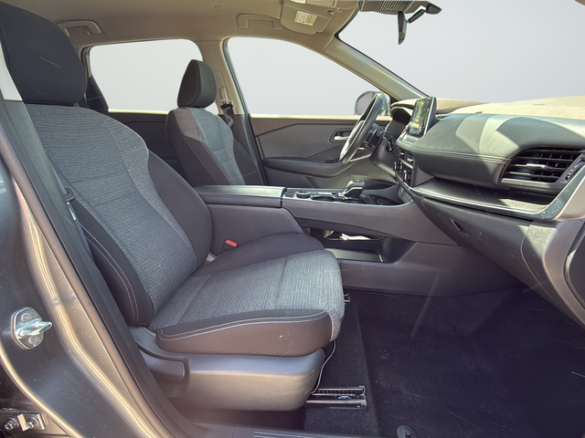 Used 2023 Gray Nissan SV image 9