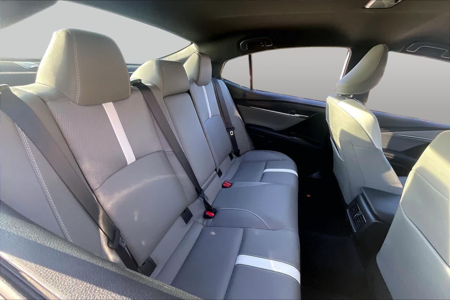 Used 2026 Ice Cap Toyota SE image 18