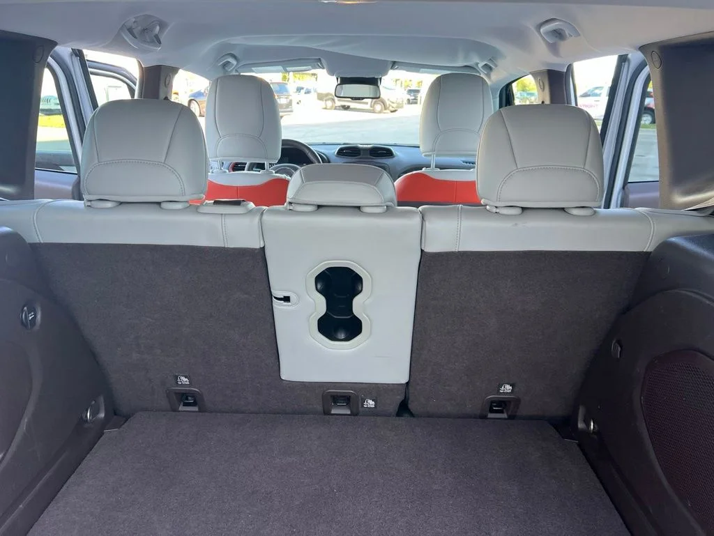 Used 2015 Silver Jeep Limited image 32