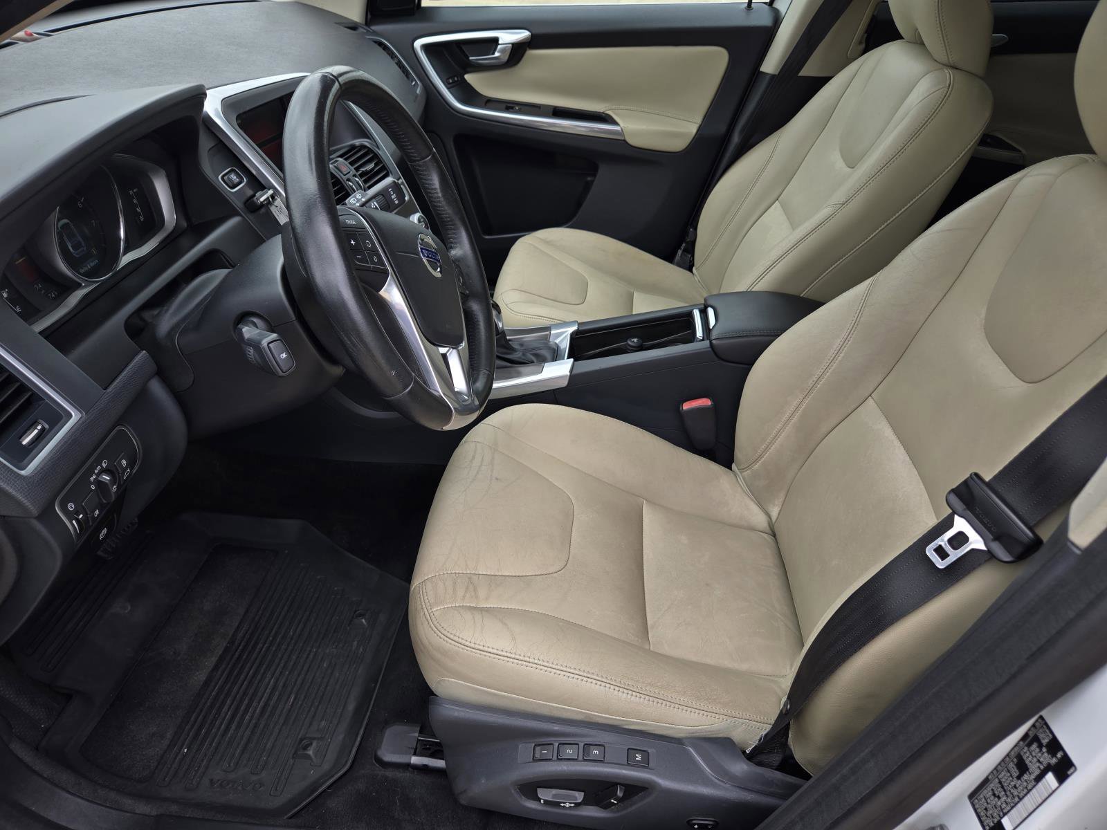 Used 2016 Ice White Volvo T5 Premier image 25