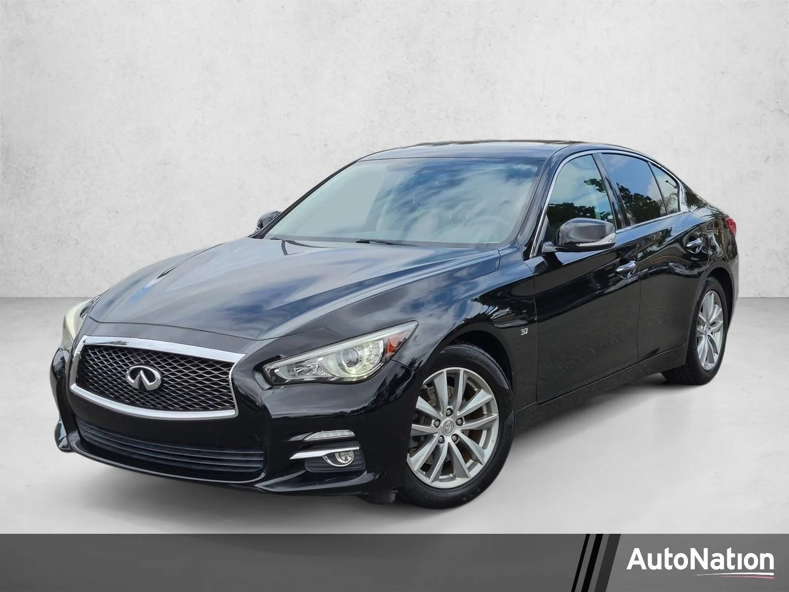 2015 INFINITI Q50 Premium's photo