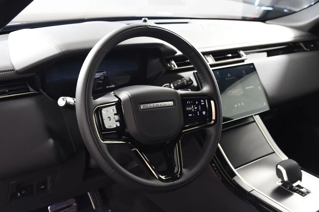 New 2026 Santorini Blk Land Rover Dynamic SE image 13