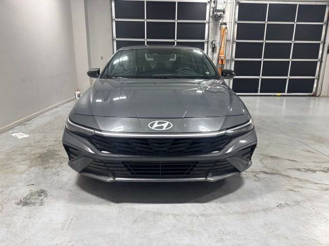 Used 2025 Gray Hyundai SEL Sport image 2