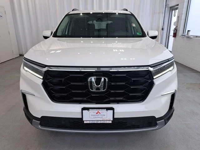 Used 2025  Honda Touring image 3