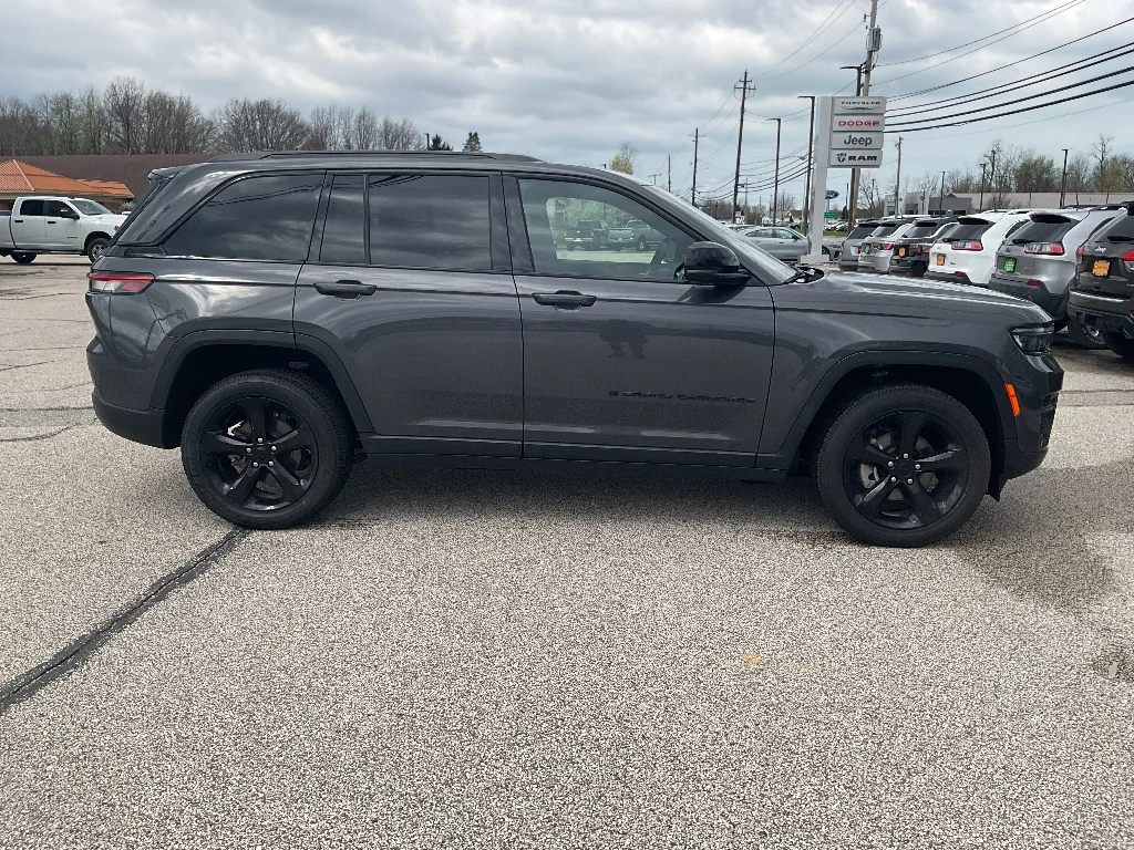 Certified Used 2023 Baltic Gray Metallic Clear Coat Jeep Altitude X image 4