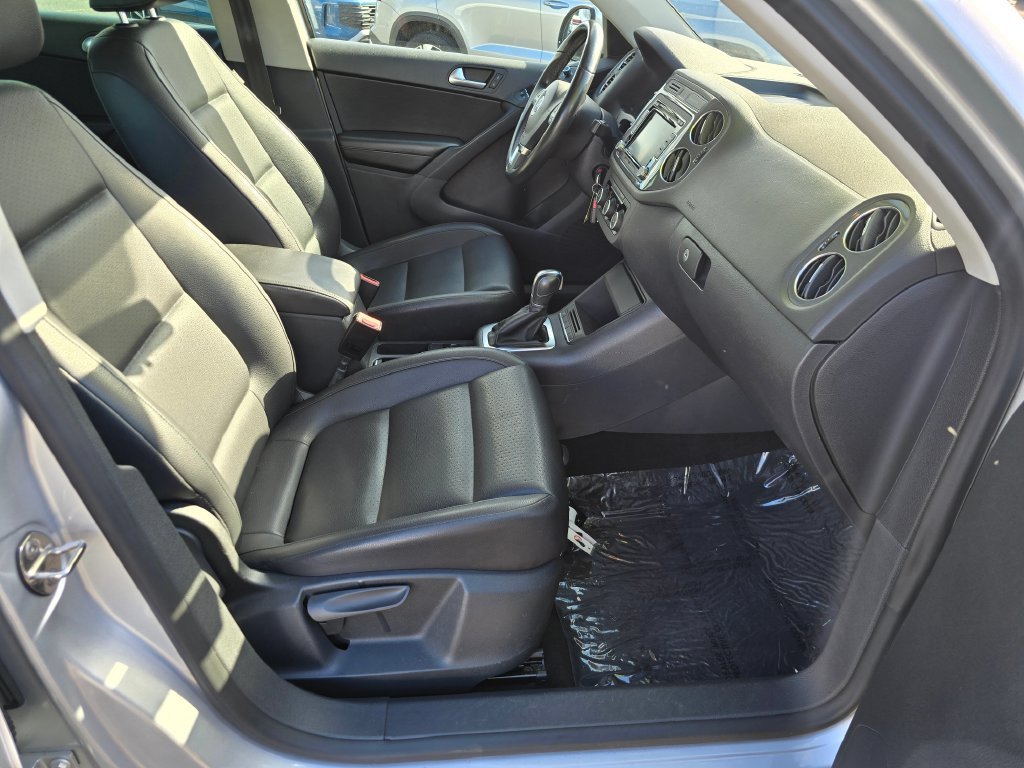 Used 2012 Silver Volkswagen SE image 11