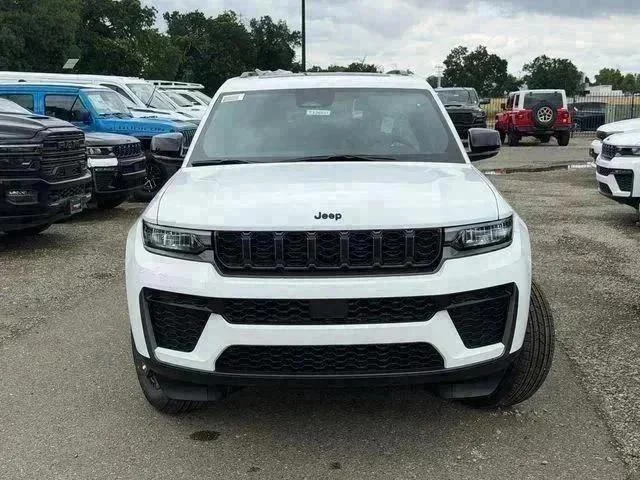 New 2026 Bright White Clear-Coat Exterior Paint Jeep Laredo image 3