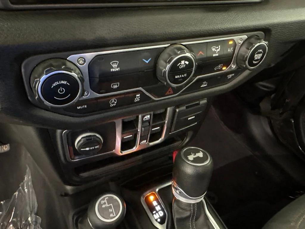 Used 2025 Crystal Metallic Jeep Sport S image 34