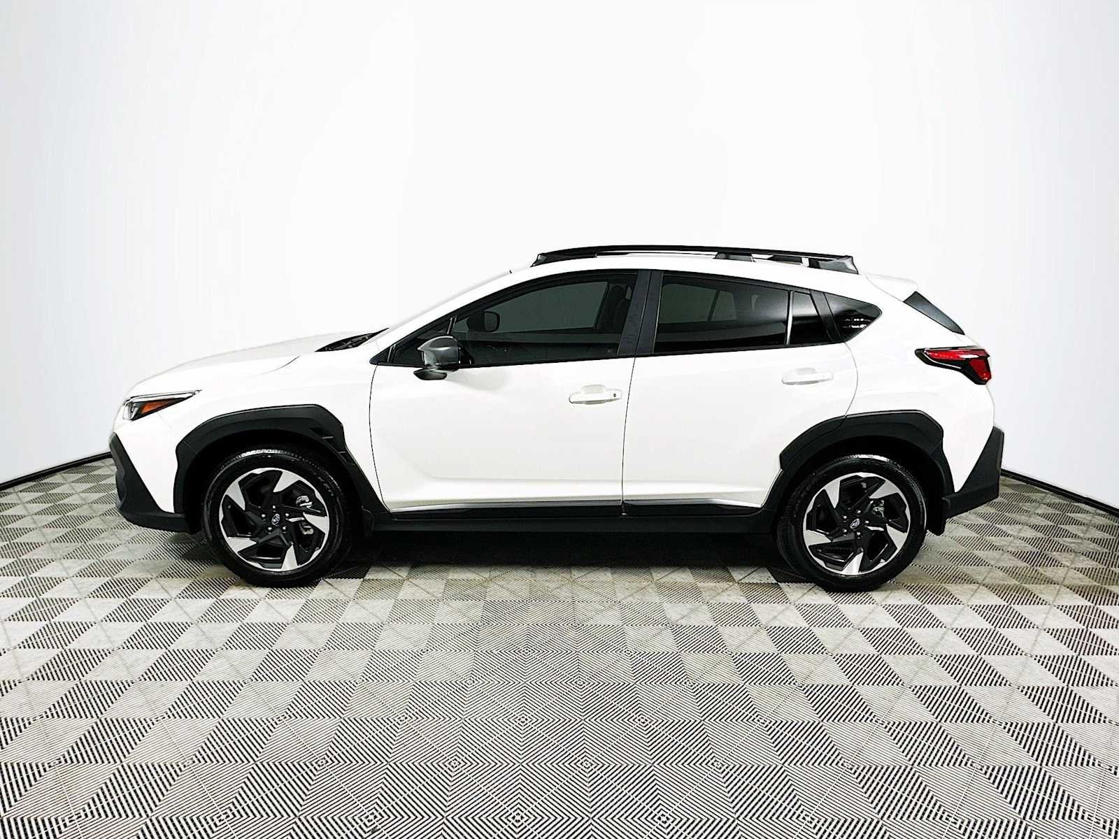 Used 2025 Crystal White Pearl Subaru Limited image 4