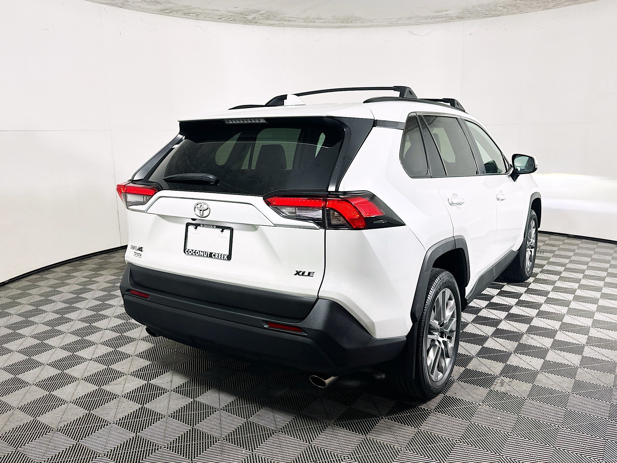 Used 2024 Pearl Toyota XLE Premium image 3