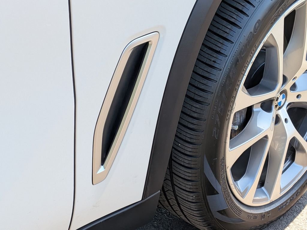 Used 2019 White BMW xDrive40i image 28