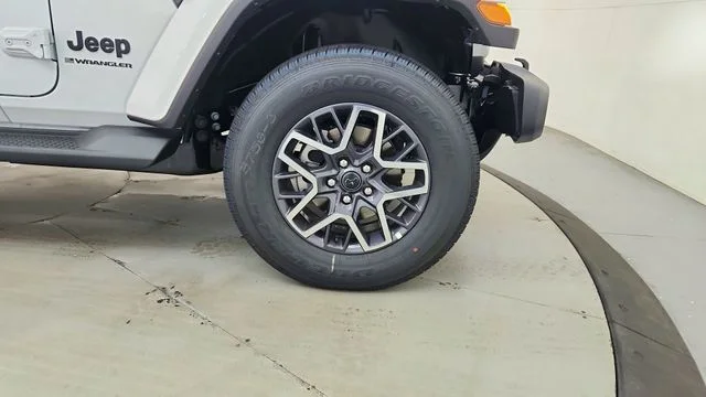 New 2026 Bright White Clear-Coat Exterior Paint Jeep Sahara image 25