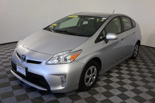 Used 2015 Silver Toyota Three image 4