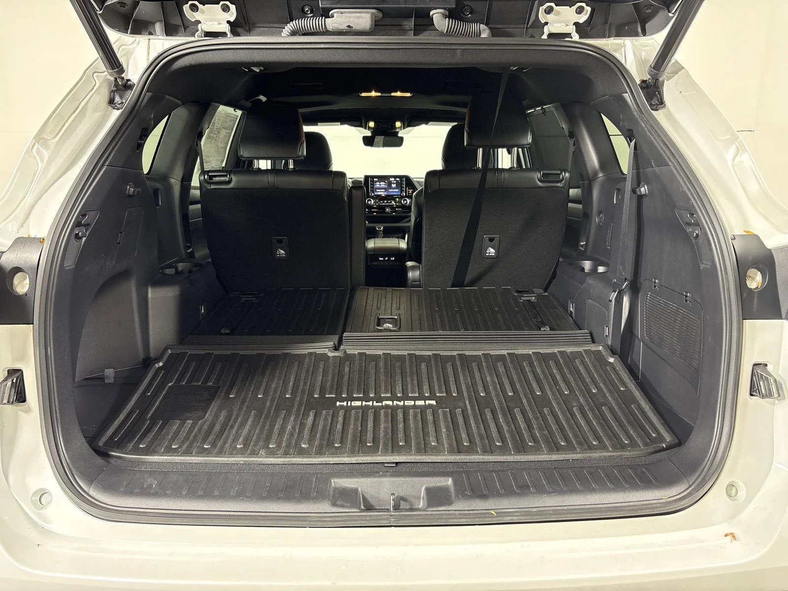 Used 2022 Wind Chill Pearl Toyota XSE image 20