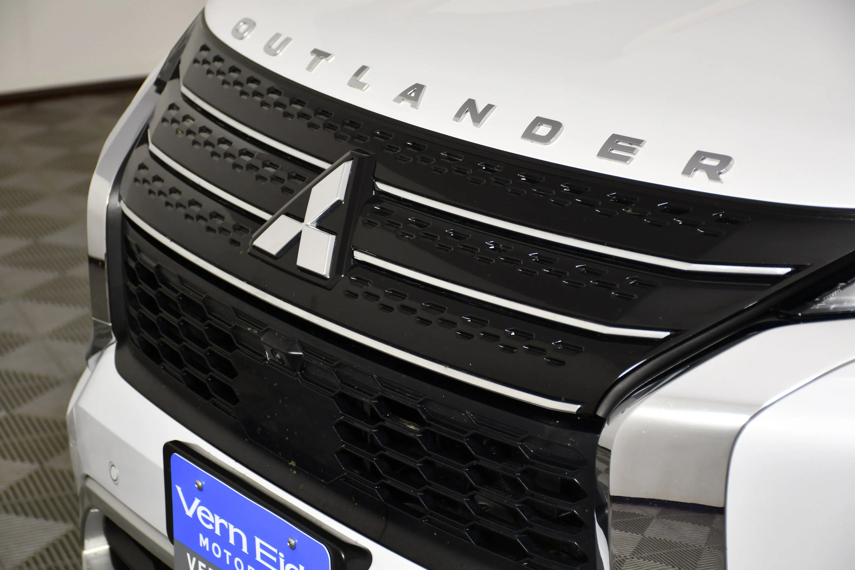Certified Used 2023 White Diamond Mitsubishi SE image 11