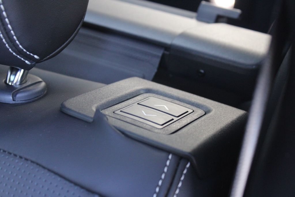 Used 2025  Land Rover Dynamic SE image 39