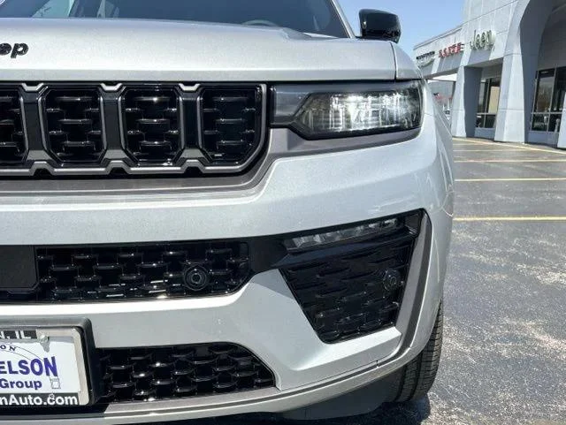 New 2026 Silver Zynith Exterior Paint Jeep Limited image 3