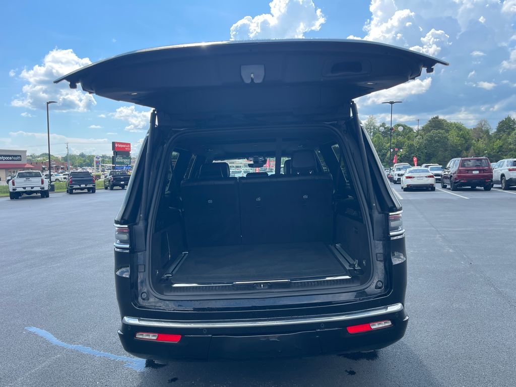 Used 2024 Black Jeep Base image 9