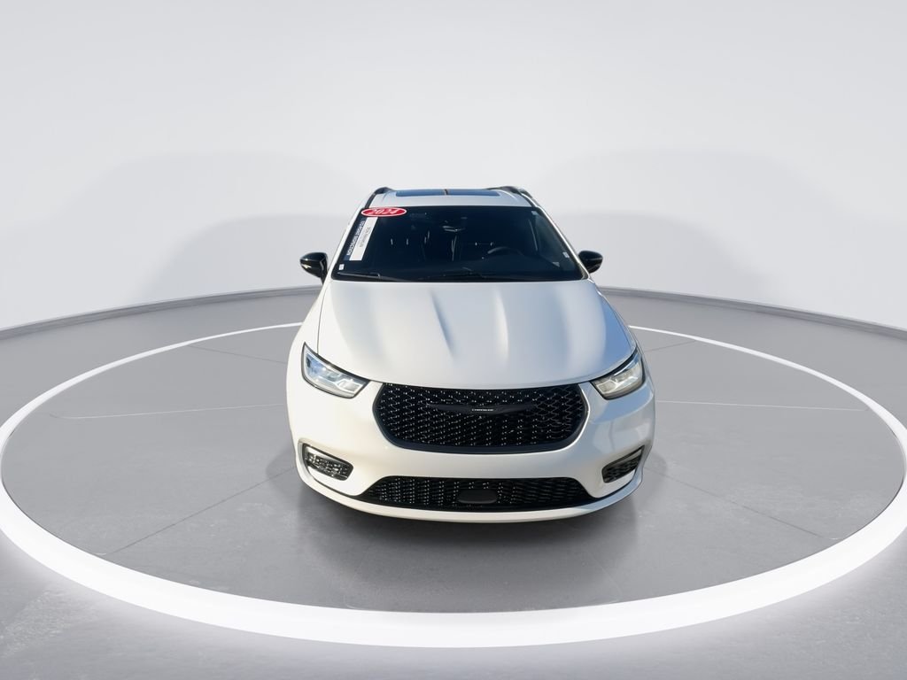 Used 2025 White Chrysler Limited image 3