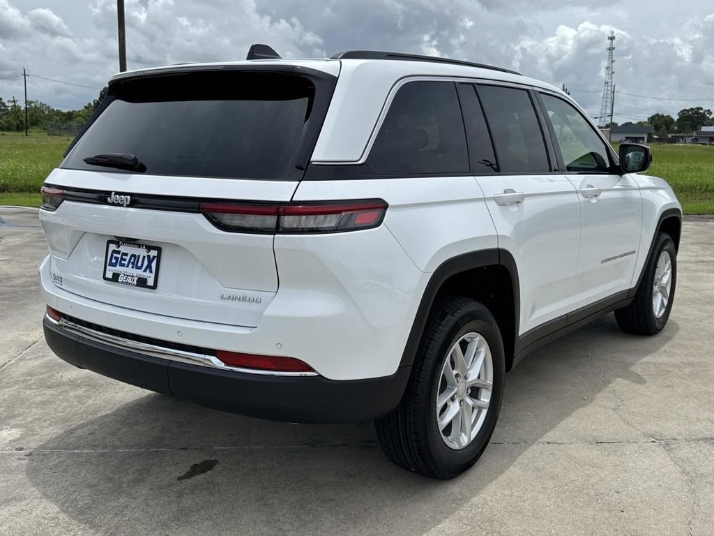 New 2026 Bright White Clear-Coat Exterior Paint Jeep Laredo X image 13