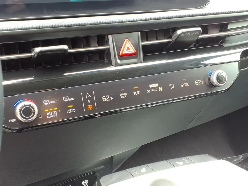 Certified Used 2025 White Kia Light image 18