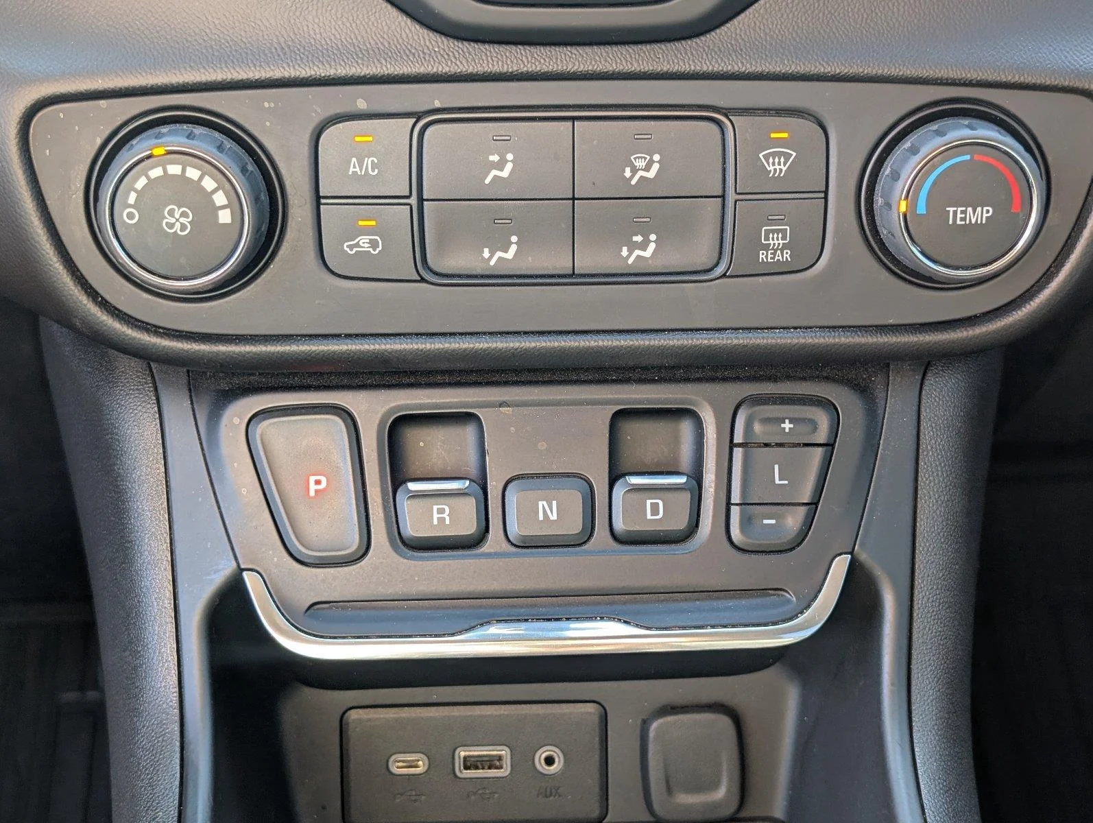 Used 2020 GRAPHITE GRAY METALLIC GMC SLE image 24