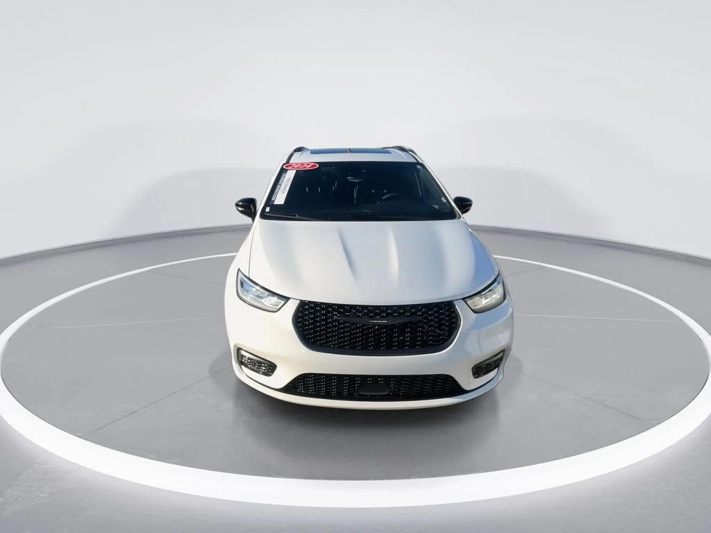 Used 2025 White Chrysler Limited image 3