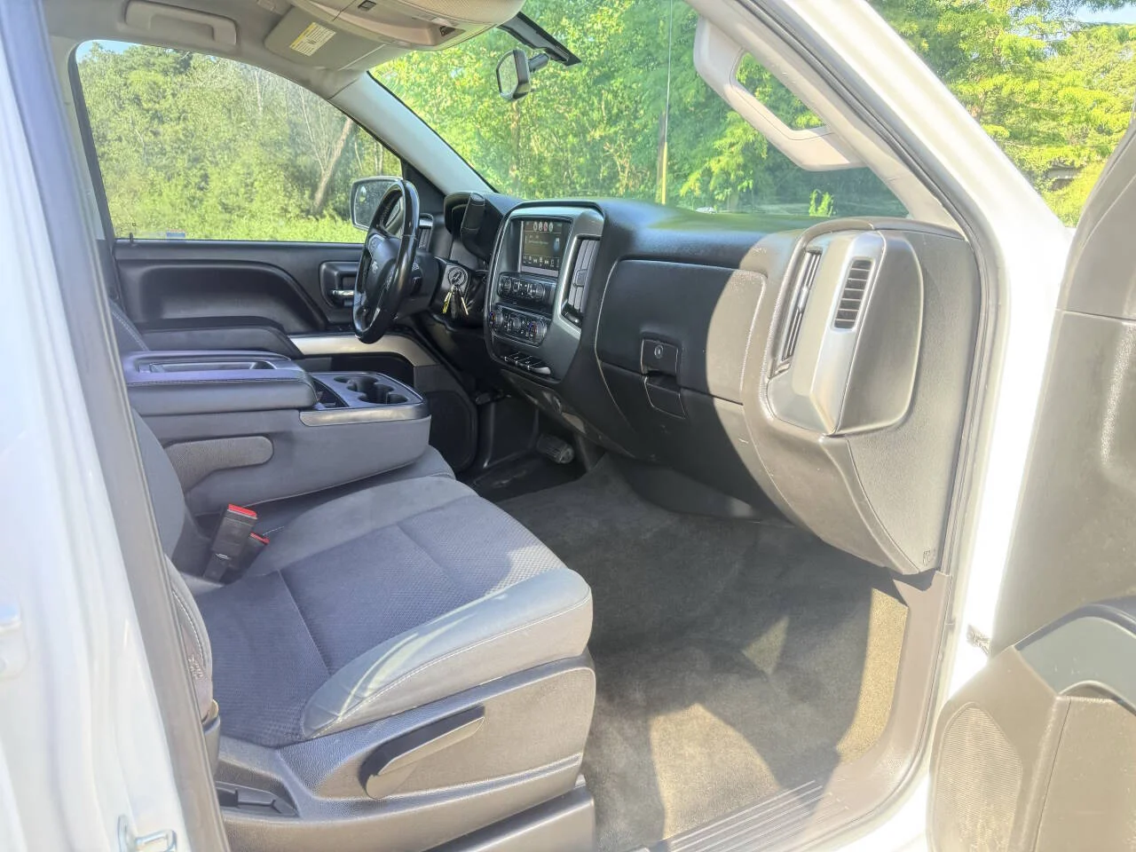 Used 2017 White Chevrolet LT 4x4 4dr Crew Cab 5.8 ft. SB image 23