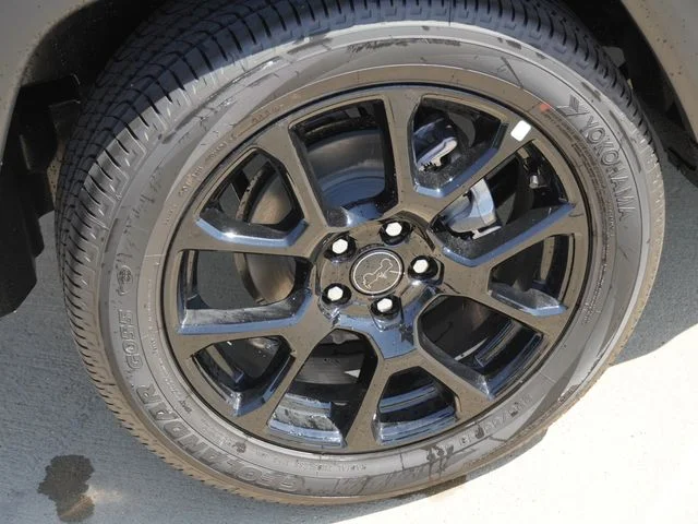 New 2026 Diamond Black Crystal Pearl-Coat Exterior Paint Jeep Latitude image 12