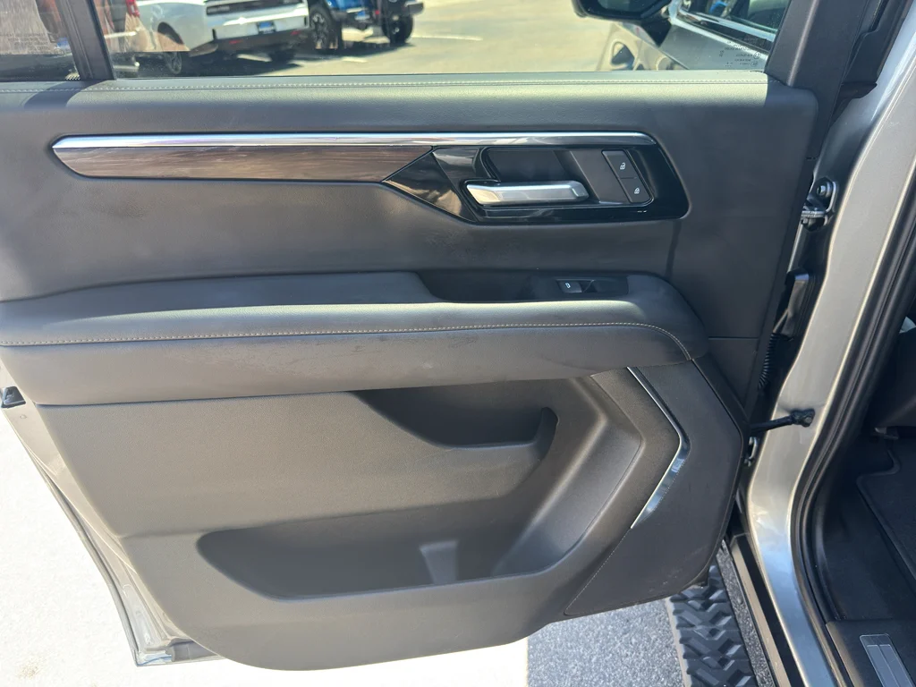 Used 2025 Gray Chevrolet Z71 image 18