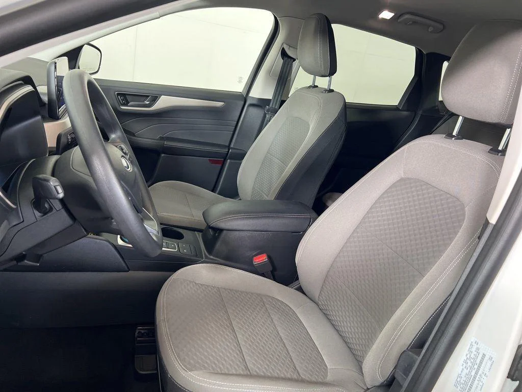 Used 2022 White Metallic Ford SE image 13