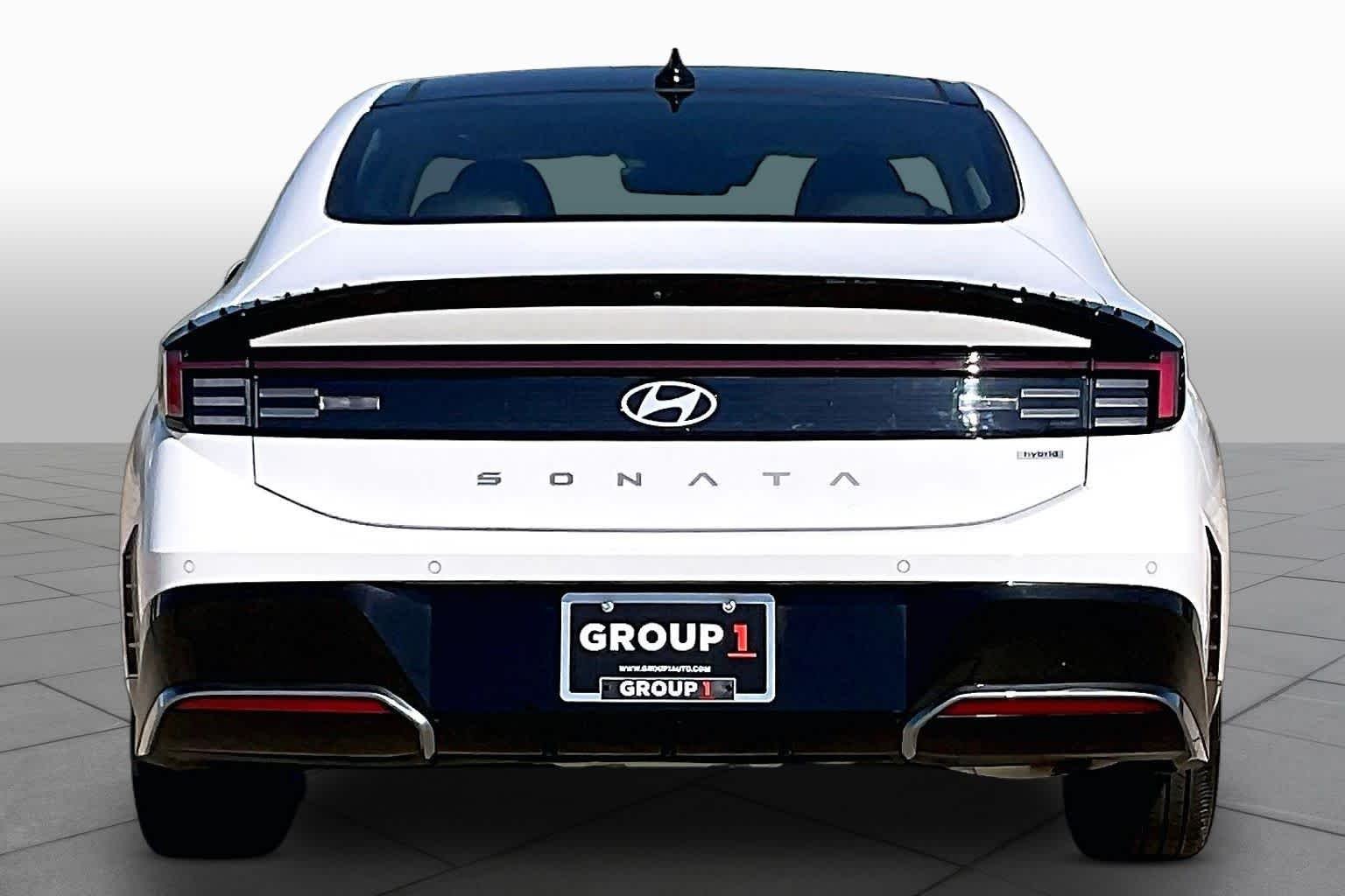 Used 2025 Serenity White Hyundai Limited image 6