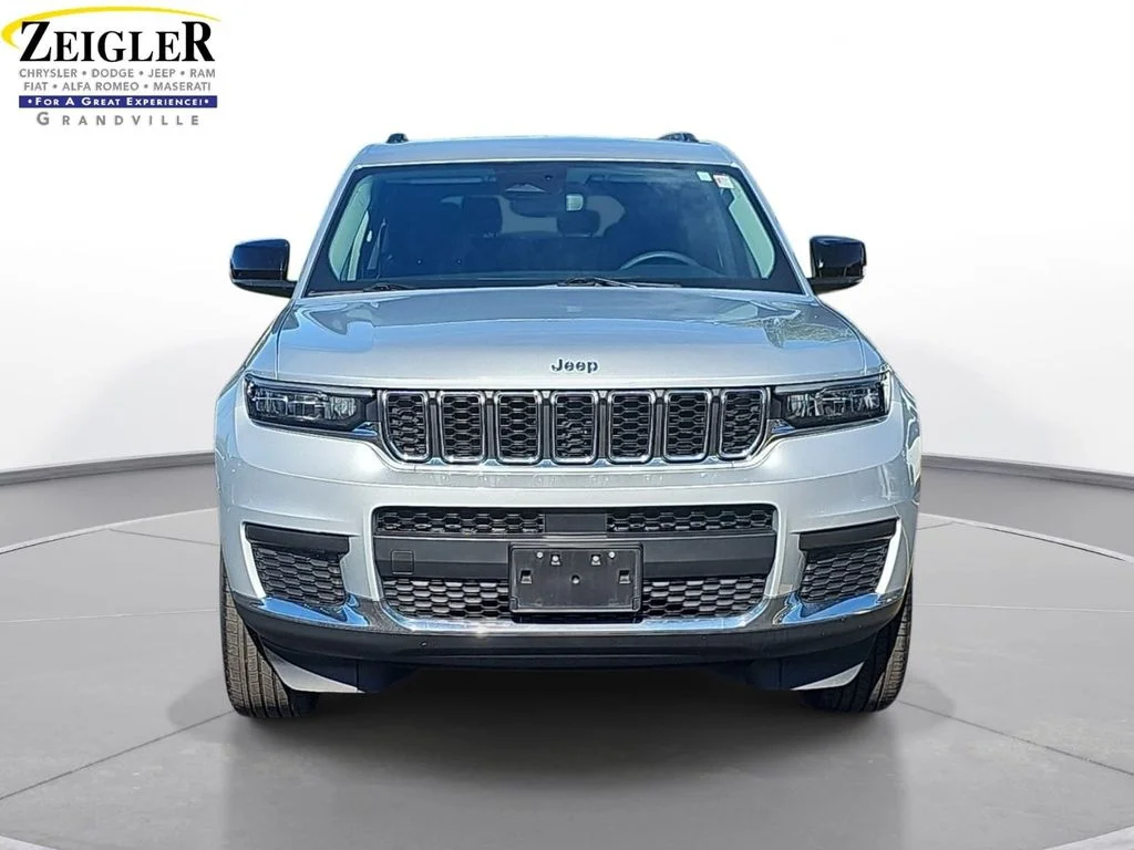 Used 2023 Silver Jeep Laredo image 2