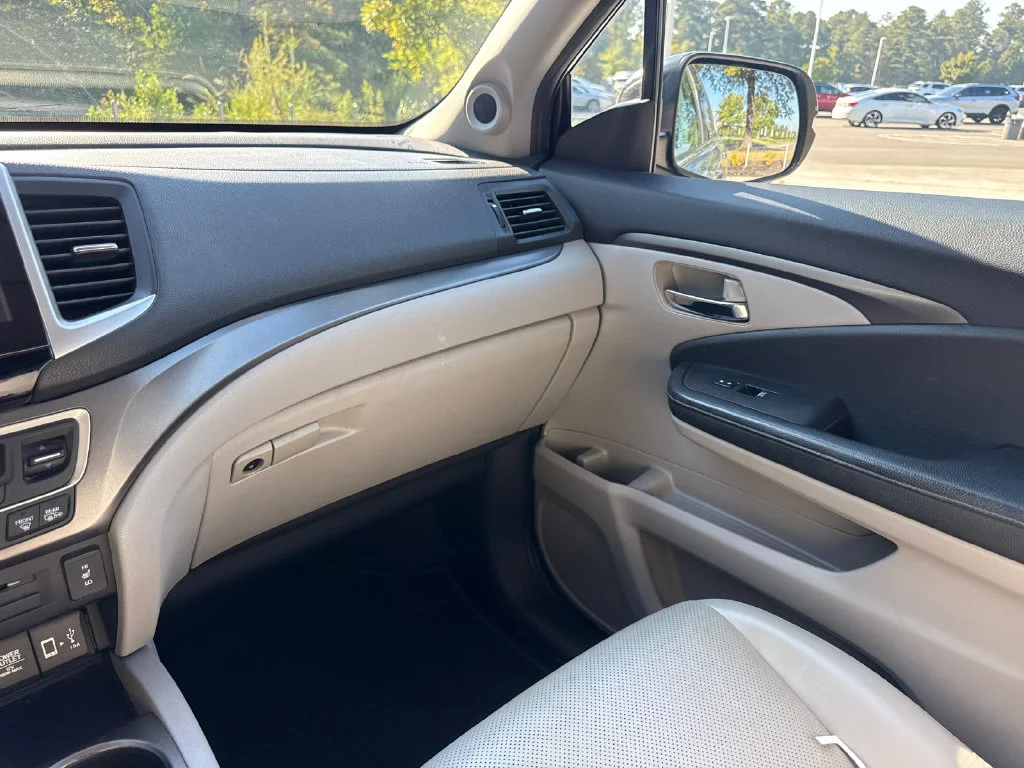 Used 2018 Lunar Silver Metallic Honda RTL-T image 17