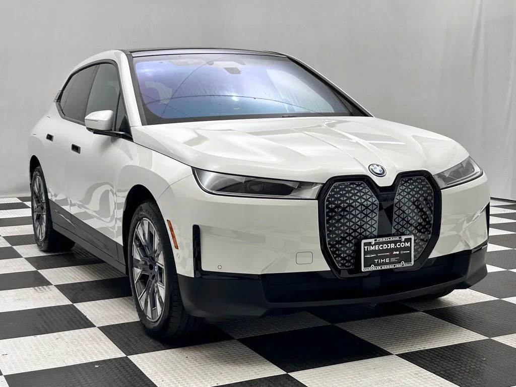 Used 2024 White BMW xDrive50 image 2