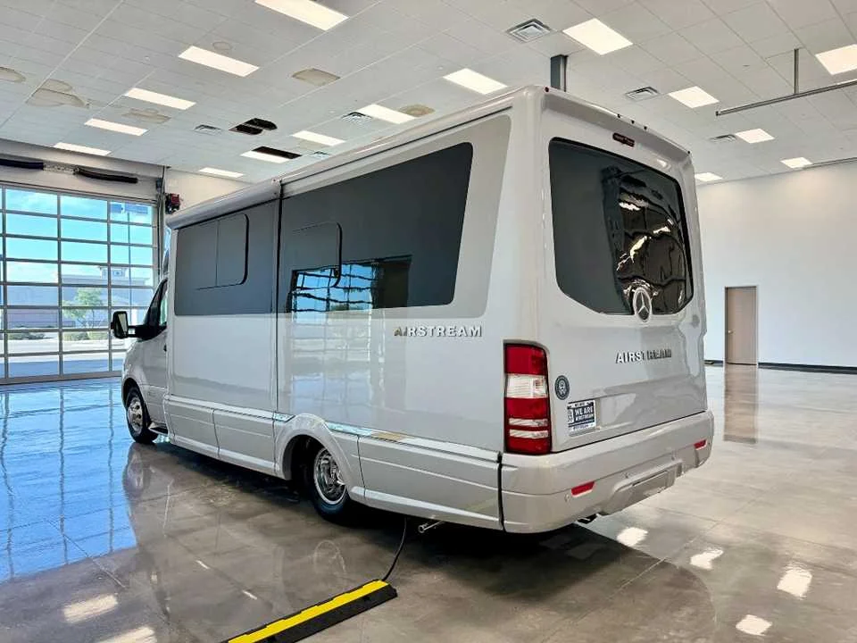New 2025 Hightech Silver Premium Metallic AIRSTREAM  image 4