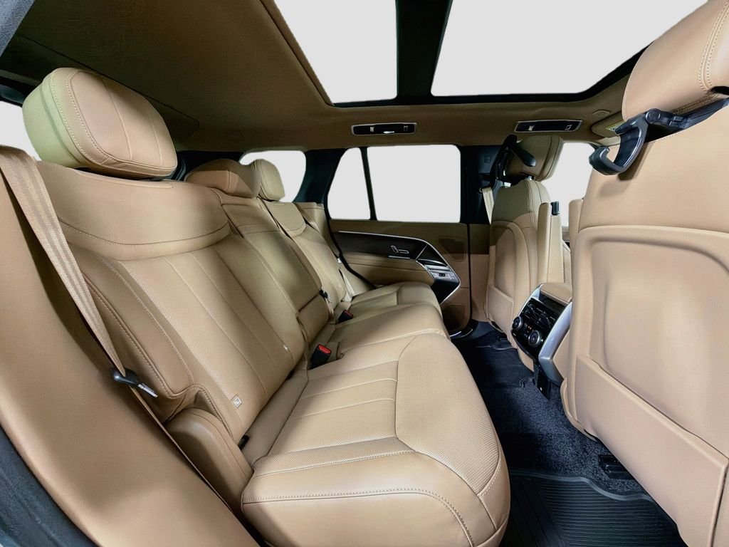New 2027 Belgravia Green Land Rover SE image 29