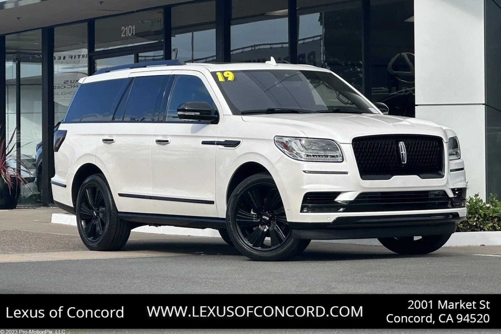 Used 2019 White Platinum Clearcoat Metallic Lincoln Reserve image 1