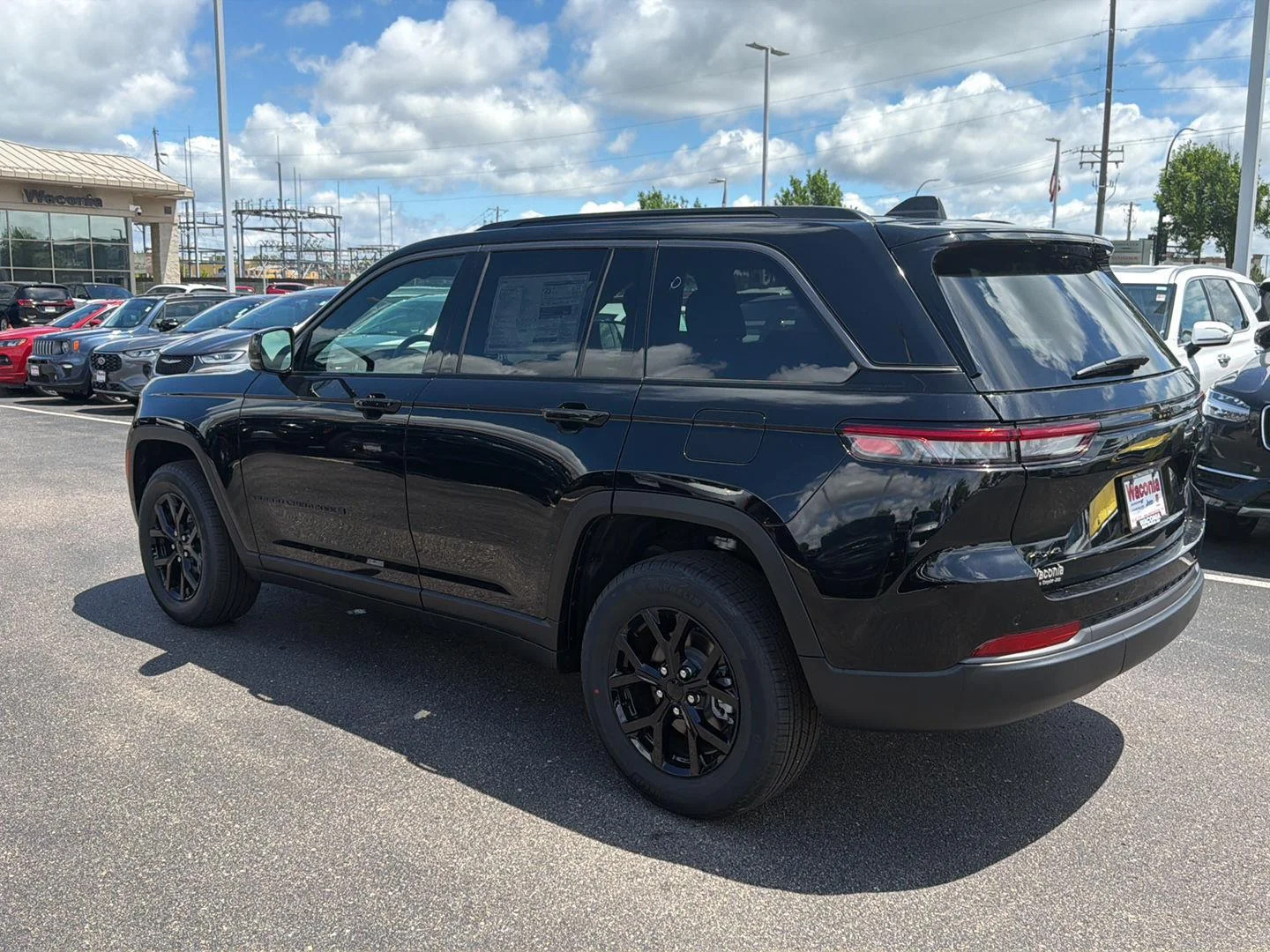 New 2026 Diamond Black Crystal Pearl-Coat Exterior Paint Jeep Laredo Altitude image 3