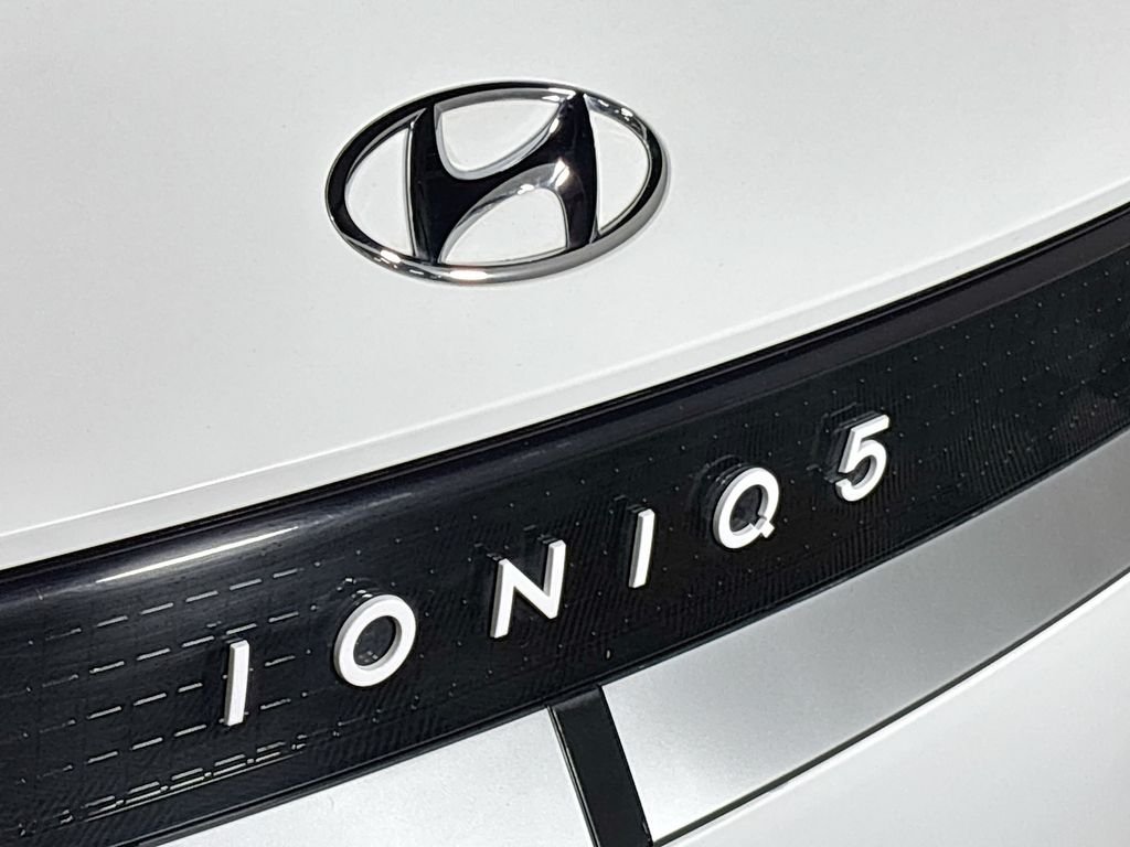 Used 2024 White Hyundai SEL image 24