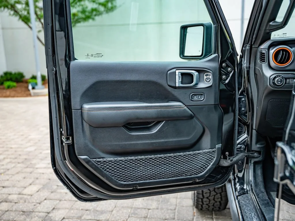 Used 2021 Black Clearcoat Jeep Mojave image 16