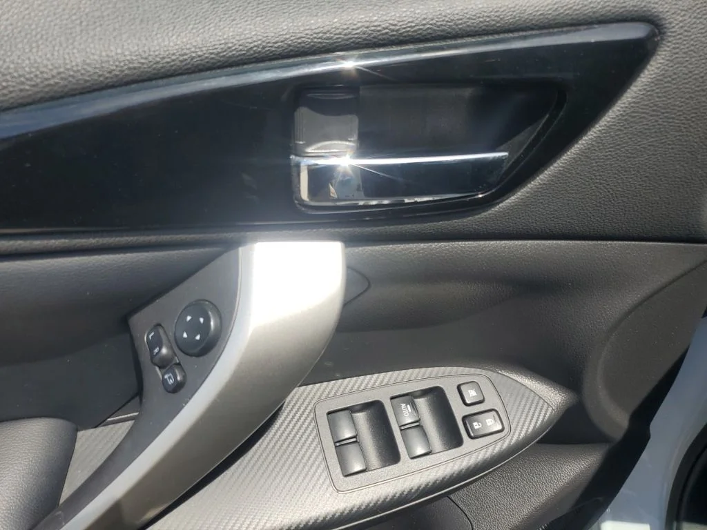 Used 2025 White Mitsubishi SE image 18