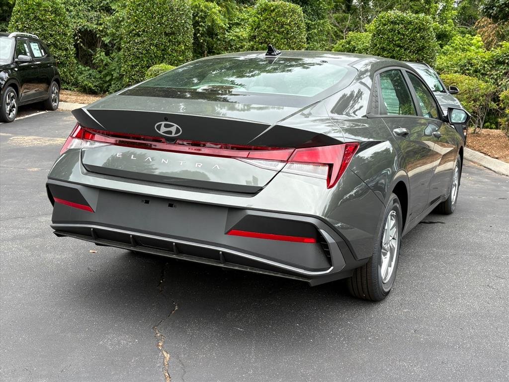 New 2026 Amazon Gray Pearl Hyundai SE image 3
