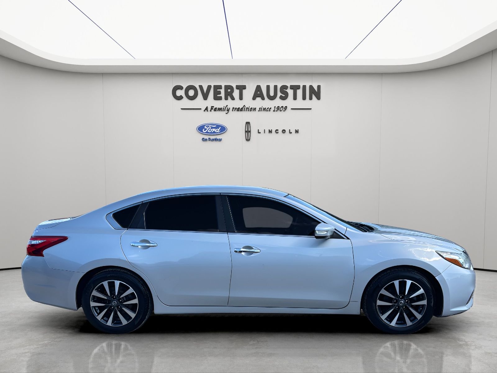 Used 2017 Silver Nissan 2.5 SL image 4