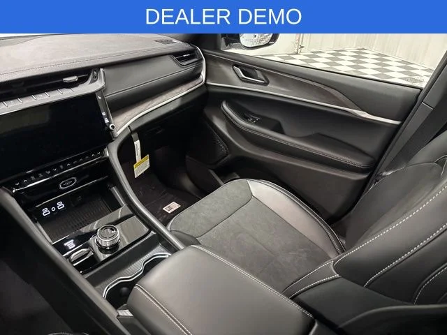 New 2026 Bright White Clear-Coat Exterior Paint Jeep Altitude image 33