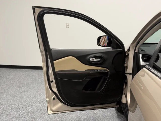 Used 2015 Beige Jeep Limited image 10