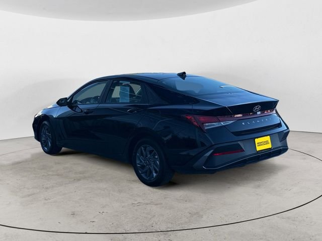2024 Hyundai Elantra SEL photo 3